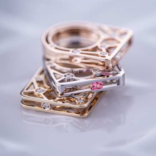 Кольцо из золота с розовым сапфиром и бриллиантами