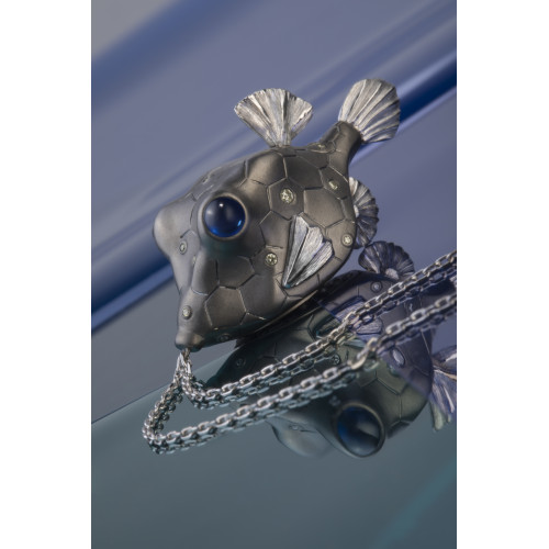 Подвеска "Рыбка-кузовок" из серебра и золота с сапфирами и бриллиантами