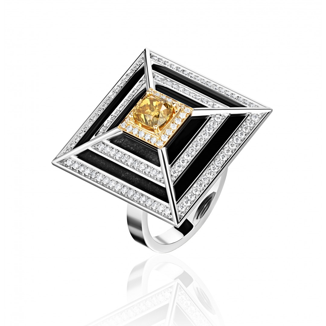 Кольцо Пирамида из золота с бриллиантами