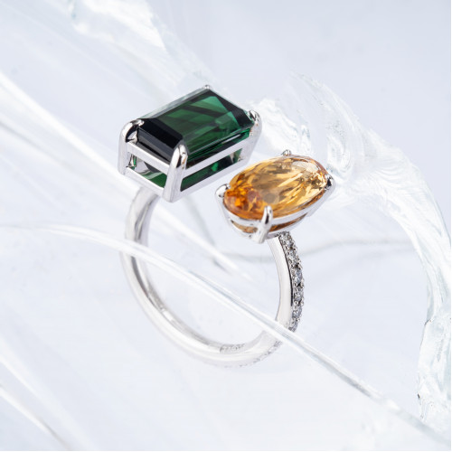 Разомкнутое кольцо из золота с империал топазом, турмалином и бриллиантами