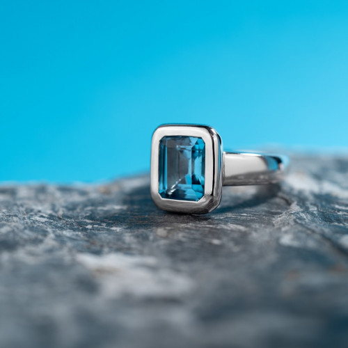 Кольцо из серебра с голубым топазом